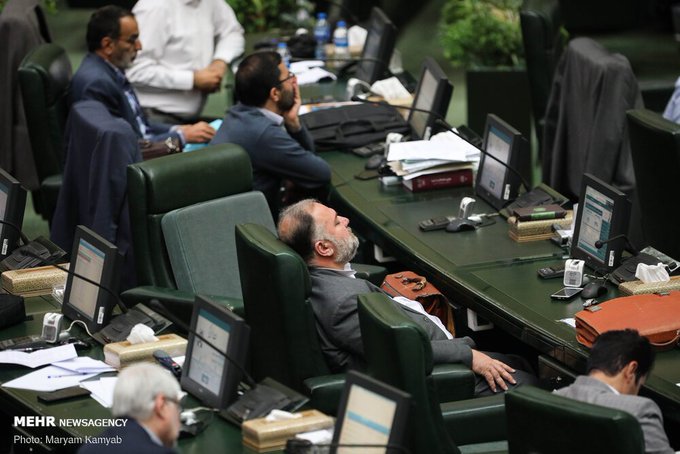 نماینده مجلس در حال استراحت +عکس 