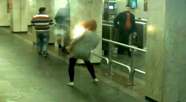 آتش گرفتن تلفن همراه در کیف زن جوان +عکس