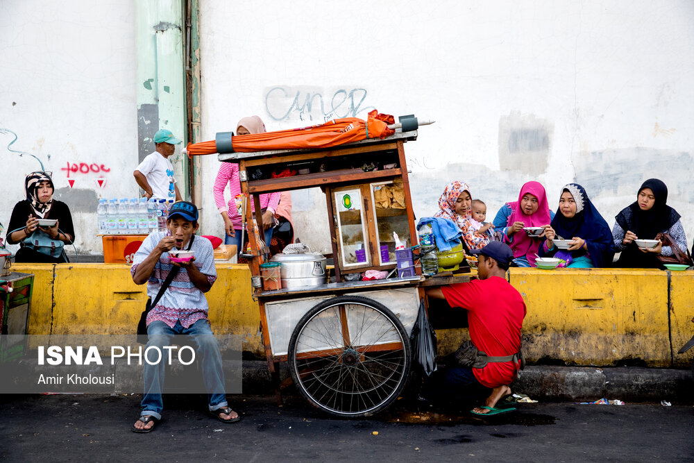تصویری زیبا از چرخ بستنی فروش در اندونزی +عکس