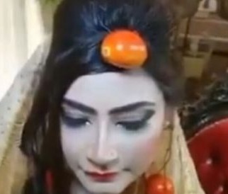 عروس پاکستانی به جای طلا گوجه به گردن انداخت +عکس