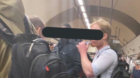 مسواک زدن یک مسافر روی سکوی مترو +عکس