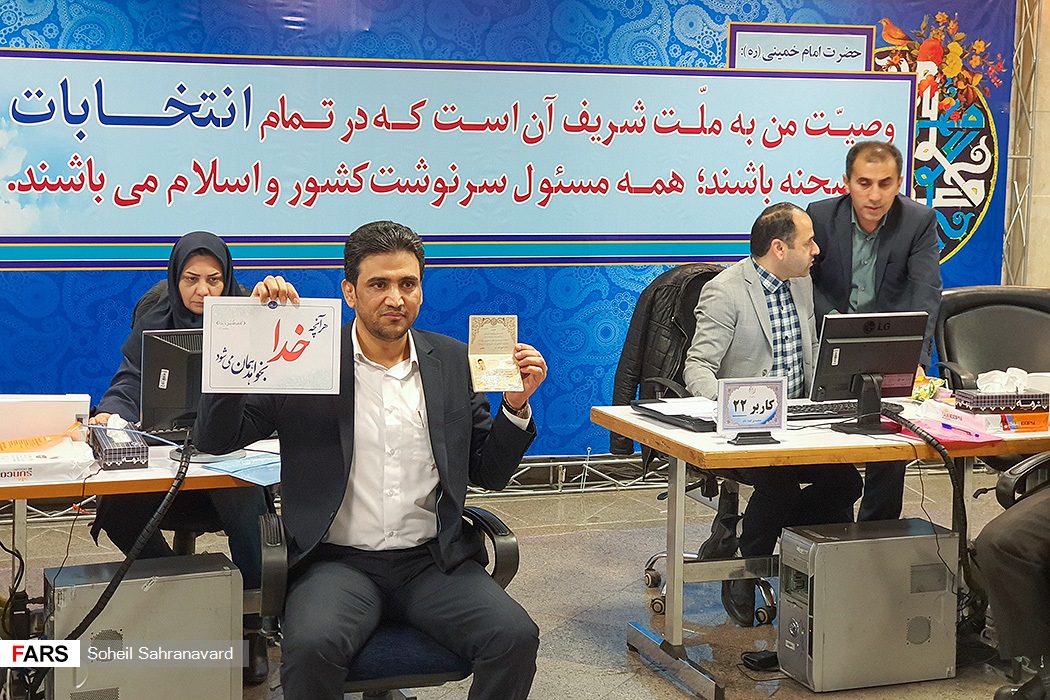 حرکت کاندیدای انتخابات مجلس هنگام ثبت نام سوژه شد+عکس حرکت کاندیدای انتخابات مجلس هنگام ثبت نام سوژه شد+عکس