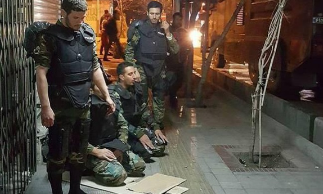 نماز اول وقت خواندن نیروهای یگان ویژه در خیابان +عکس نماز اول وقت خواندن نیروهای یگان ویژه در خیابان +عکس