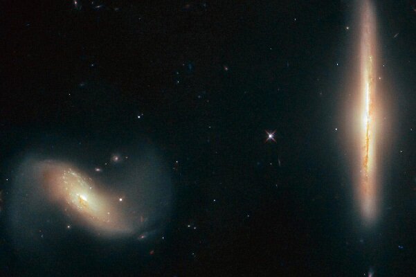 شکار تصویر دو کهکشان زیبا توسط هابل