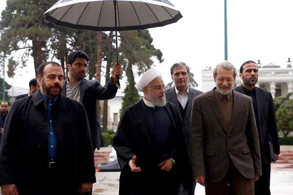 استقبال گرم لاریجانی از حسن روحانی در روز بارانی +عکس