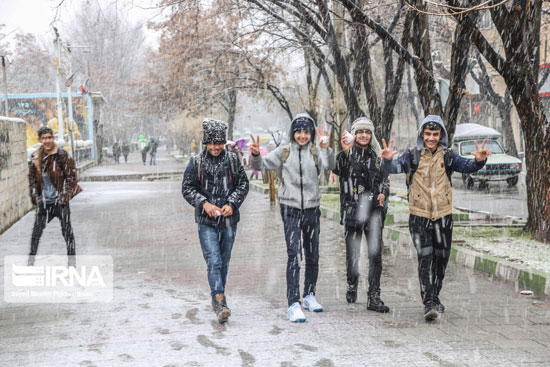 خوشحالی دانش‌آموزان از بارش برف در سقز  +عکس