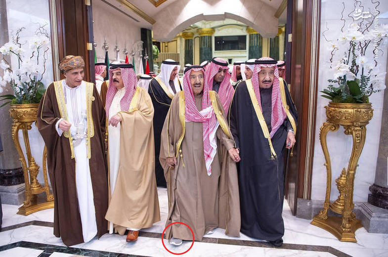 پادشاه کویت با کفش کتانی در نشست خلیج فارس +عکس