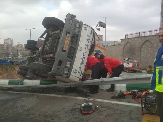 نجات راننده محبوس در کامیونت بار توسط آتش‌نشانان +عکس