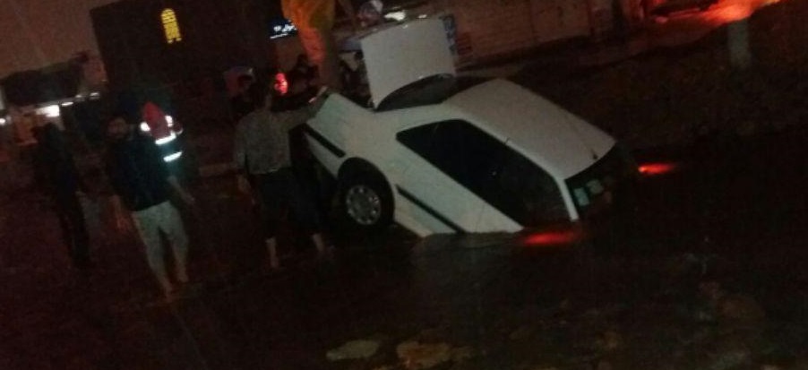 سقوط یک خودرو در چاه فاضلاب اهواز +عکس