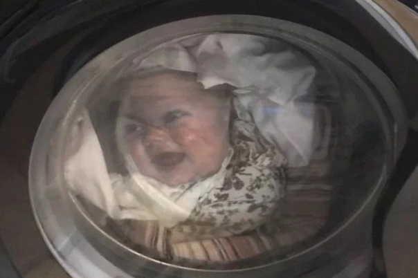 پدری که پس از دیدن پسرش در ماشین لباس‌شویی سکته کرد! +عکس 