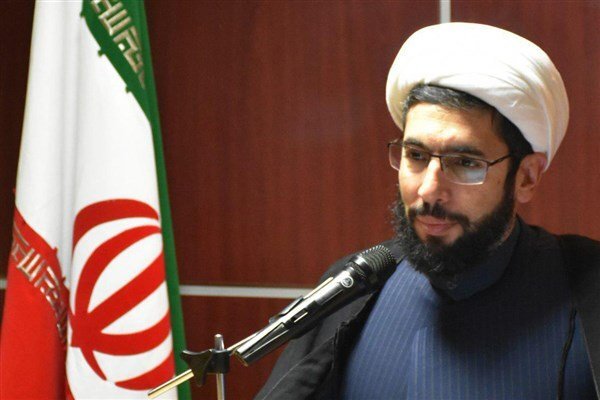 حوزه و دانشگاه برای برون رفت از مشکلات جامعه راهکار دهند