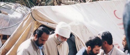 رهبر انقلاب با لباس مُبدل در جمع زلزله‌ زدگان بم +عکس