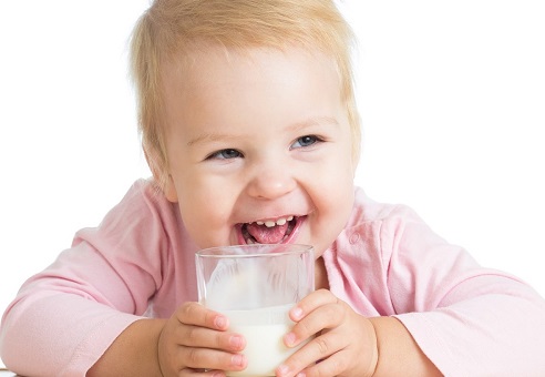 شیر با چربی ۳.۵ درصد جلوی چاقی کودکان را می‌گیرد