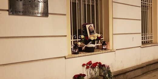 همدردی مردم روسیه مقابل سفارت ایران +عکس