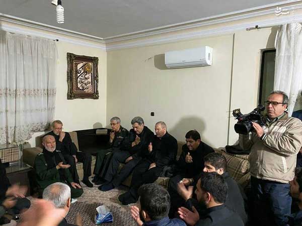 سردار باقری و شهردار تهران در حال عزاداری در خانه سردار سلیمانی +عکس