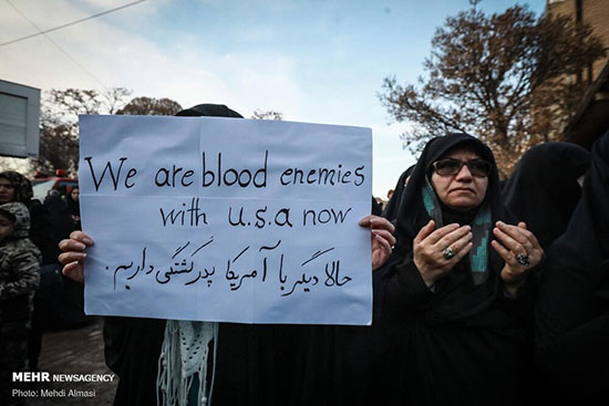 پلاکارد‌هایی که تهرانی‌ها در مراسم تشییع سردار دست گرفتند+عکس