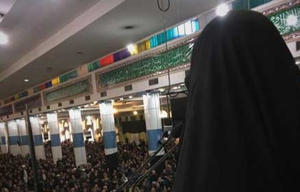 دختر سردار سلیمانی، سلاح به دست در نمازجمعه +عکس