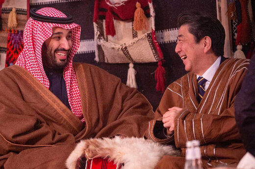 پذیرایی بن سلمان از نخست وزیر ژاپن با قهوه عربی +عکس