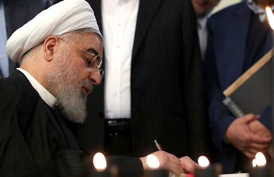 روحانی در حال امضای دفتر یادبود سقوط هواپیمای اوکراینی +عکس