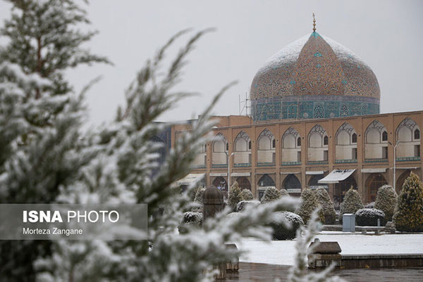 وضعیت عجیب گنبد مسجد شیخ لطف‌ الله در برف +عکس