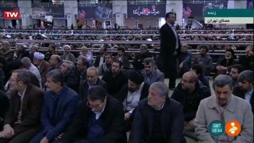 احمدی‌ نژاد در صف اول نمازجمعه امروز تهران +عکس