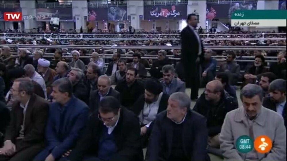 احمدی نژاد صف اول نمازجمعه کنار چه کسی نشست؟ +عکس