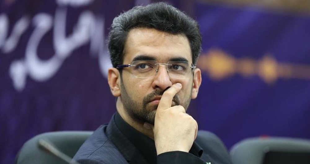 جنجال کفش‌های لاکچری وزیر در نماز جمعه +عکس