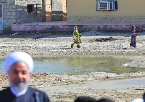تصویری خاص از حضور حسن روحانی در مناطق سیل‌زده +عکس