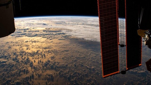 لحظه طلوع خورشید از منظر ایستگاه فضایی بین‌المللی