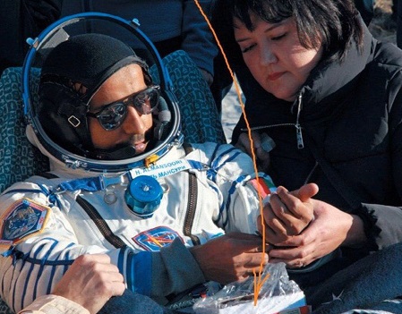 پذیرایی از فضانورد اماراتی با خرمای ایرانی +عکس 