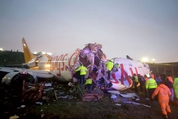 هواپیمای مسافربری ترکیه  پس از خروج از باند دو نیم شد +عکس