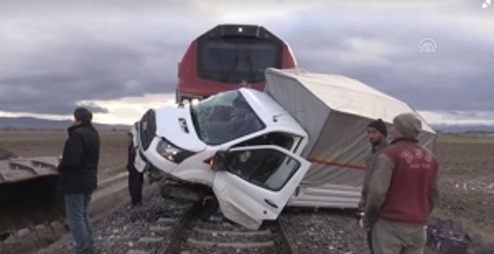 تصادف وحشتناک خودرو با قطار در حال حرکت+عکس