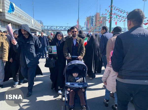 وزیر ارتباطات همراه همسرش در راهپیمایی تهران +عکس