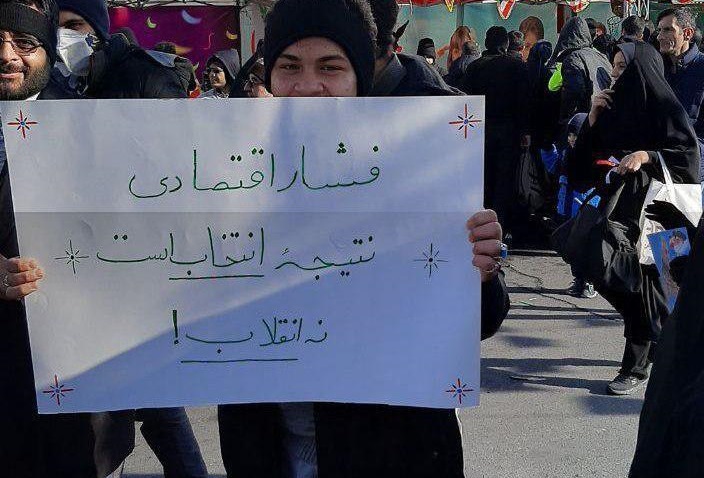 دست نوشته جالب این مرد در راهپیمایی ۲۲ بهمن +عکس 