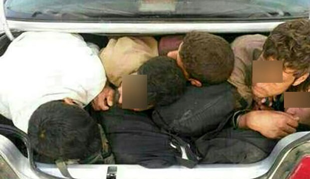 جاسازی ۵ مرد در صندوق عقب پژوی قاچاقچیان انسان +عکس