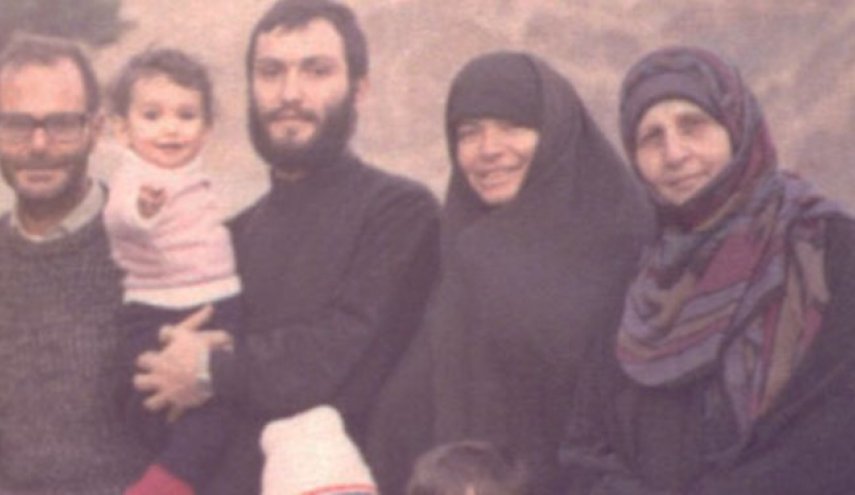 تصویر دیده نشده از فرمانده حزب الله در کنار خانواده‌اش +عکس
