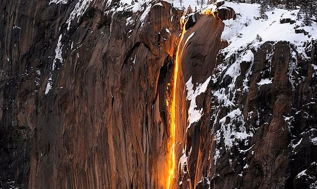 این آبشار یک بار در سال تبدیل به آبشار آتش می‌شود +عکس