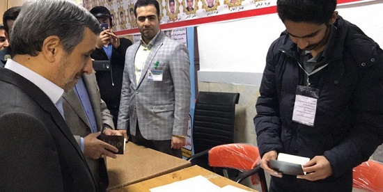 احمدی‌نژاد رأی خود را به صندوق انداخت +عکس