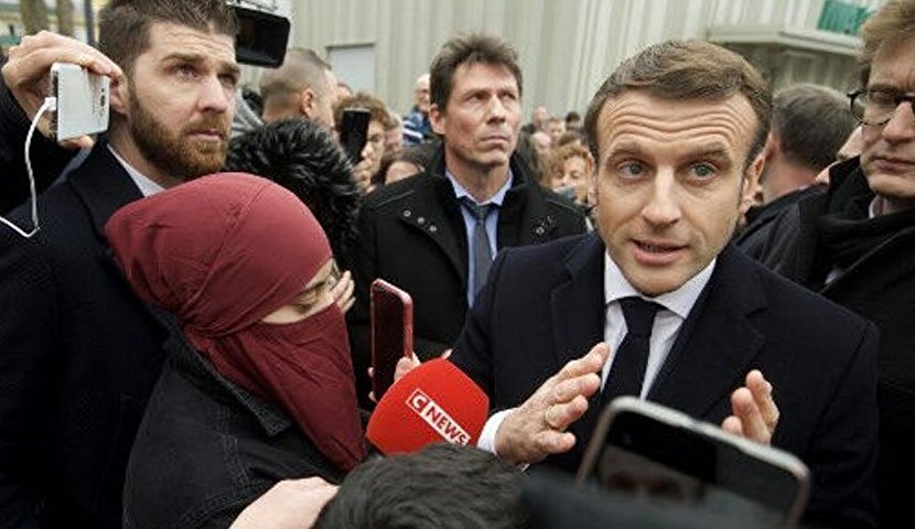 تصویر رئیس جمهور فرانسه در کنار زن محجبه که خبرساز شد +عکس 