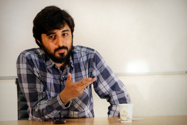 نسل نو شاعرانگی‌اش را در شعر محاوره نشان می‌دهد 