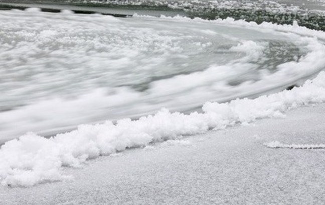 پدیده عجیب در رودخانه یخ زده+عکس 