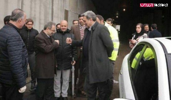 دست دادن ضدکرونایی شهردار تهران +عکس