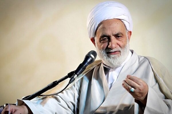 مشکلات غرور را کم می‌کند و ما را یاد خدا می‌اندازد