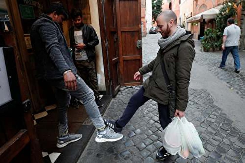 احوالپرسی کرونایی مردم ایتالیا +عکس