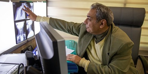 این پزشک ایرانی ازمطبش کرونایی‌های اروپا را ویزیت می‌کند +عکس