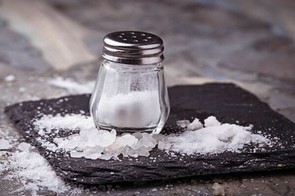 زیاده روی در مصرف نمک موجب تضعیف سیستم ایمنی بدن می‌شود