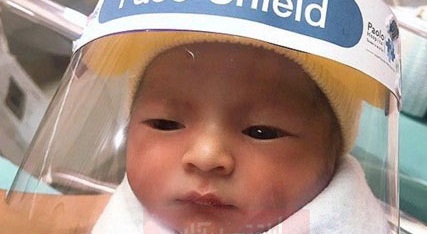 نوزاد تازه متولد شده در محافظ کرونایی +عکس