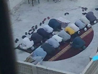  برپایی نماز جماعت روی پشت‌ بام‌+عکس 