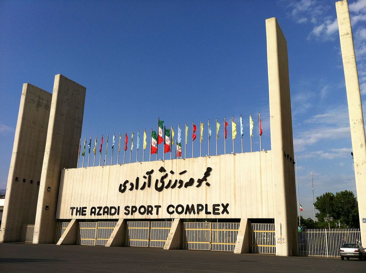 در‌های ۴ ورزشگاه تهران برای استقرار مردم باز شد 