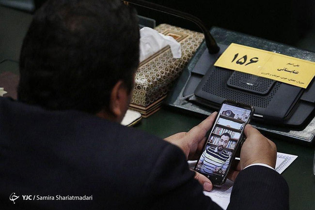 نماینده مجلس در حال تماشای لایو اینستاگرام+عکس